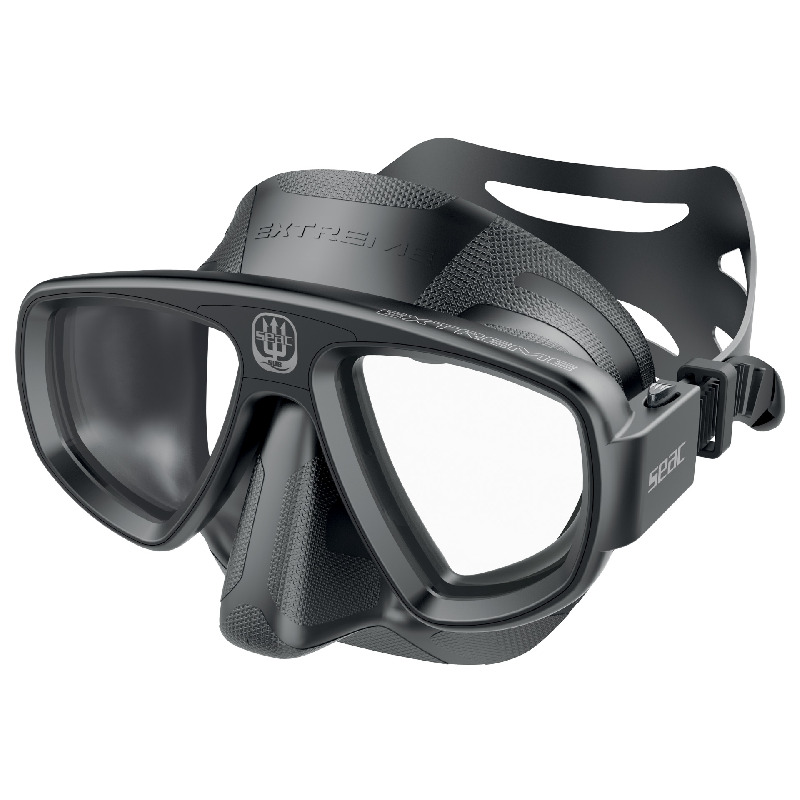 Die schwarze Seac Extreme Tauchmaske mit minimalem Innenvolumen, Temperglas-Linsen und anschmiegsamem Silikonrock.
