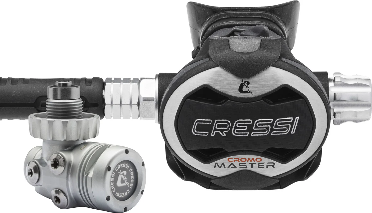 Der Cressi T10-SC Cromo Master Atemregler im Set. Zeigt die matt verchromte Erste Stufe und die ergonomische Zweite Stufe
