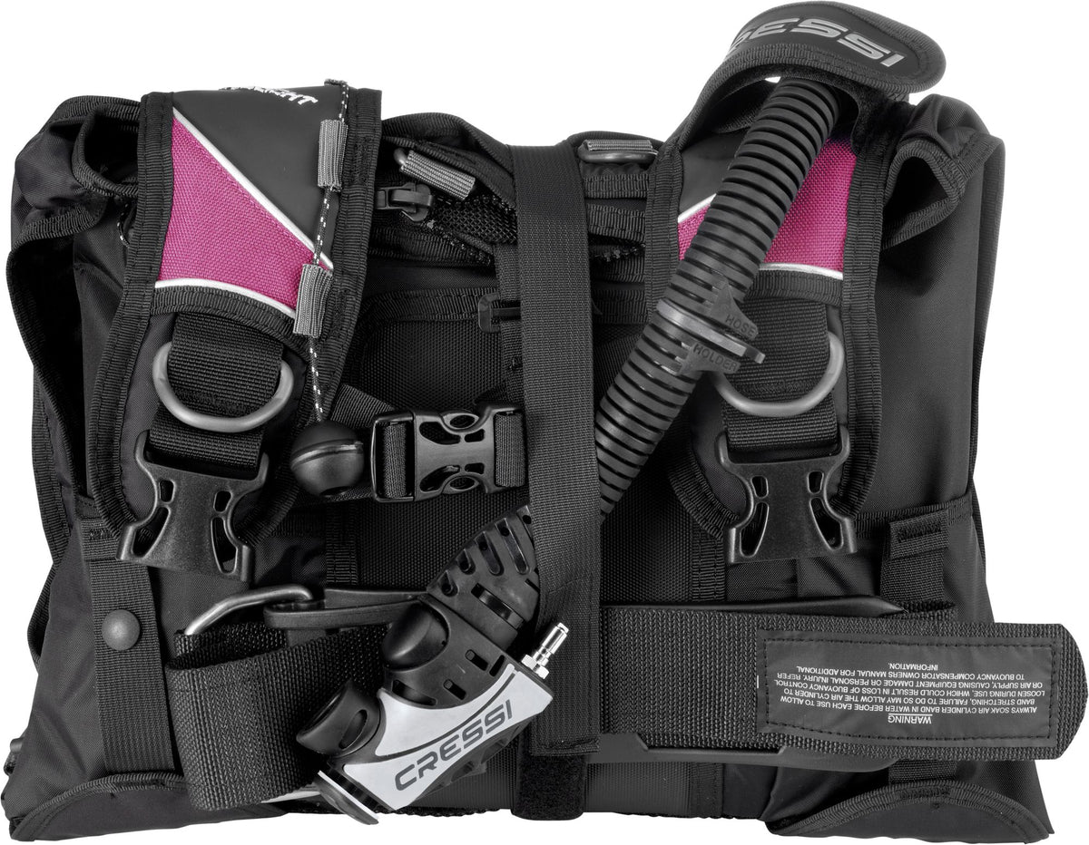 Das Cressi Travelight Lady Tarierjacket eng zusammengerollt und mit dem Kompressionsgurt fixiert, um das winzige Packmaß für Flugreisen zu demonstrieren.