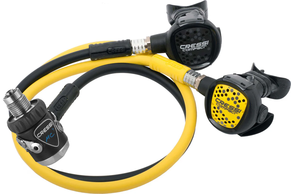 Das komplette Cressi MC9 Kompakt Atemregler-Set bestehend aus der membrangesteuerten ersten Stufe, der schwarzen zweiten Stufe und dem gelben Oktopus.