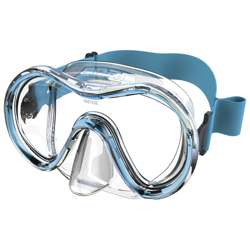 Die Seac Sunrise Tauchmaske in der Frontansicht. Weites 4 mm Temperglas-Einglas mit haarschonendem elastischen Gewebeband und 3D-Schnallen.