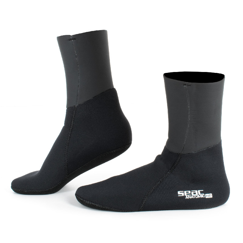 Die Seac Anatomic HD Neoprensocken im vorgeformten Links-Rechts-Design mit robuster Supratex-Sohle und Glattneopren-Dichtung.