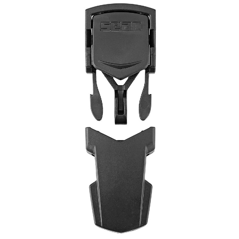 Das schwarze Seac QRB Schnallen-Kit aus robustem Kunststoff mit seitlichen Quick-Release-Drucktasten für Geräteflossen.