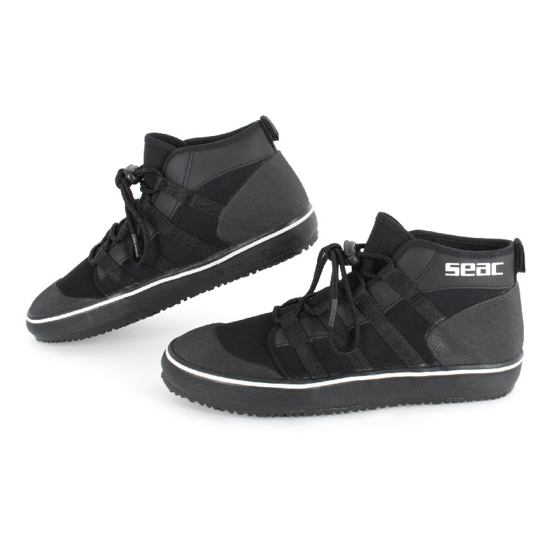 Die Seac Rock Boots HD 3 mm Tauchschuhe in der Ansicht. Robuste Schnür-Tauchstiefel für Trockentauchanzüge mit rutschfester Profilsohle.