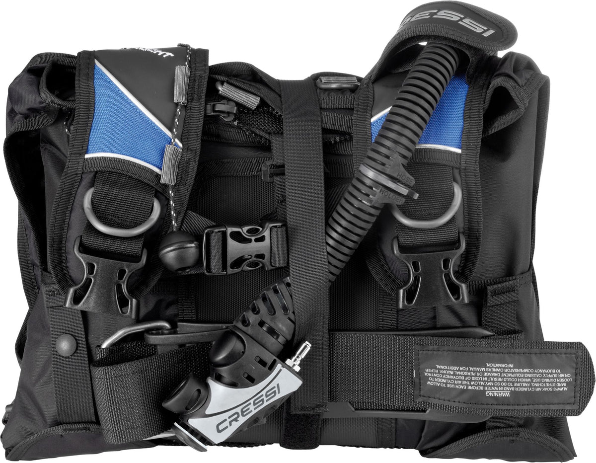 Das blaue Cressi Travelight Jacket, ultrakompakt zusammengefaltet und mit dem integrierten Haltegurt fixiert für die Flugreise.