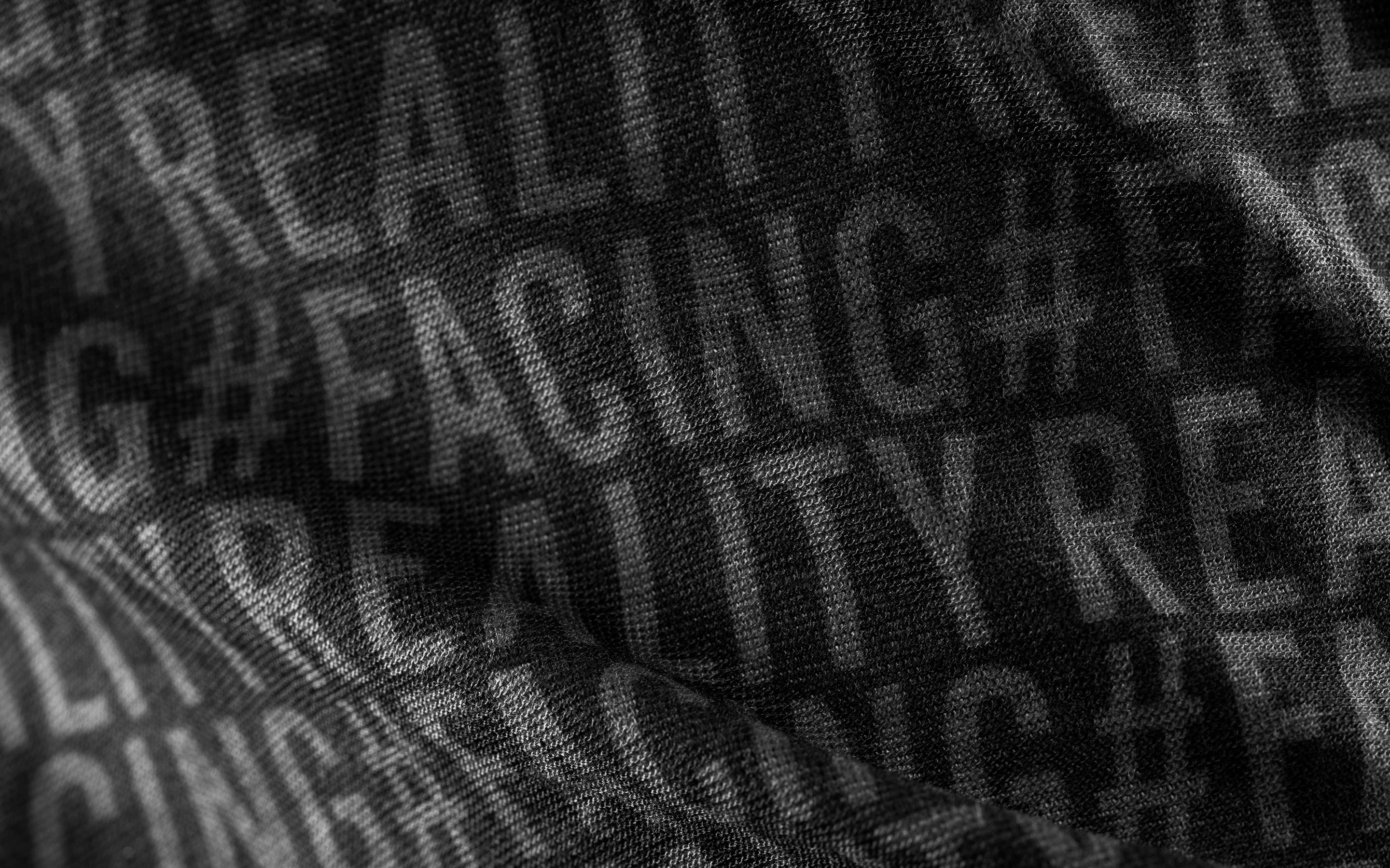 Schwarzes Waterproof Multitube Schlauchtuch für Taucher als flexibler Sonnen- und Windschutz Schrift