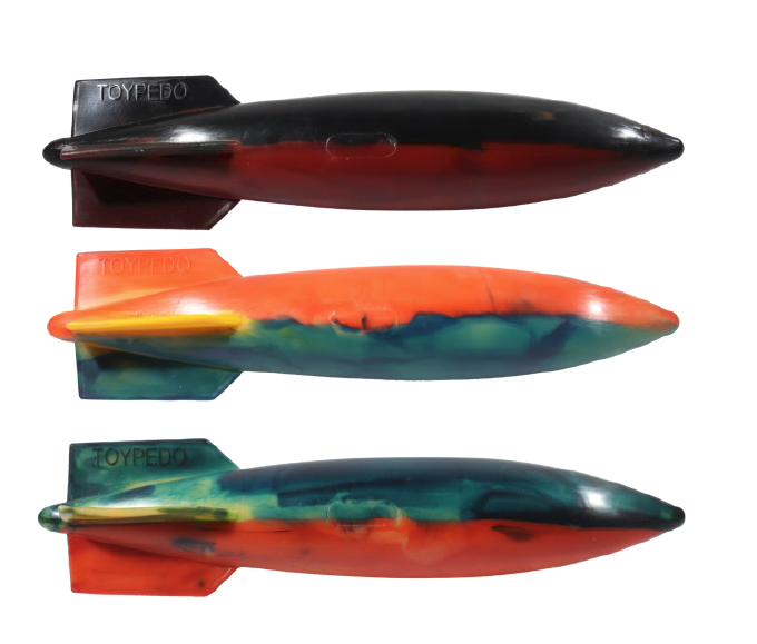 Das farbenfrohe Toypedo Taucherspielzeug mit seiner hydrodynamischen Form und den kleinen Stabilisierungsflossen.