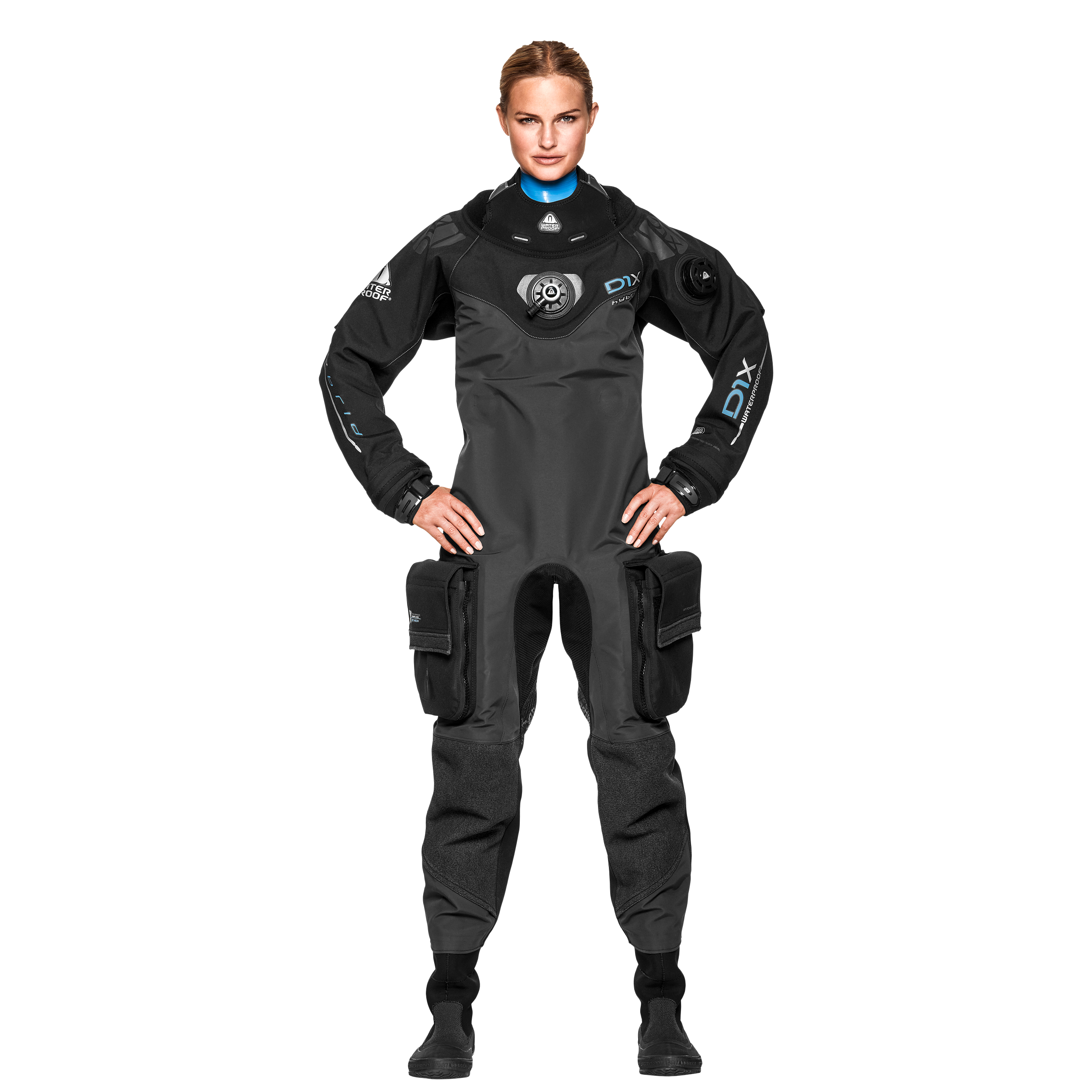 Frau Ganzkörper-Frontansicht des Waterproof D1X Hybrid Trockentauchanzugs für Tech- und Kaltwassertaucher
