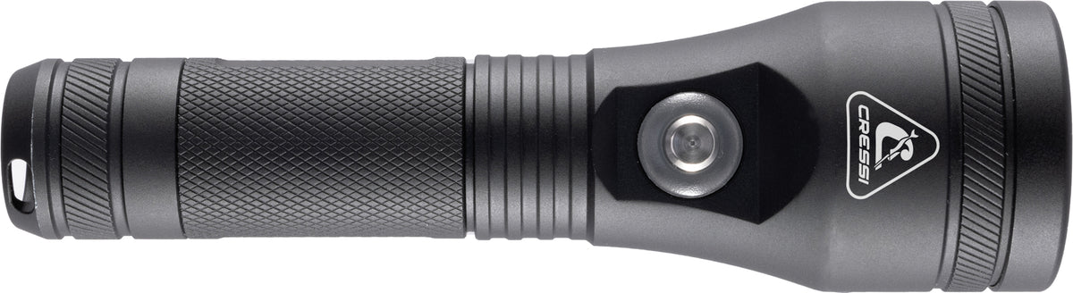 Nahaufnahme des Gehäuses der Cressi Astra 1200, an dem das magnetische USB-Ladekabel absolut wasserdicht und ohne offene Kontakte andockt.