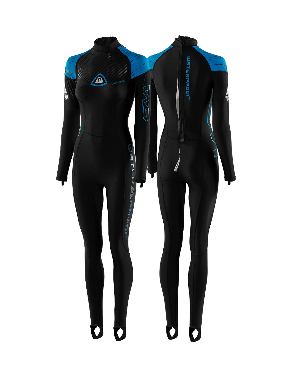 Der schwarze Waterproof WP Skin Lycra Overall in der Frontansicht. Der enganliegende Ganzkörper-Schwimmanzug zeigt den langen Frontreißverschluss.