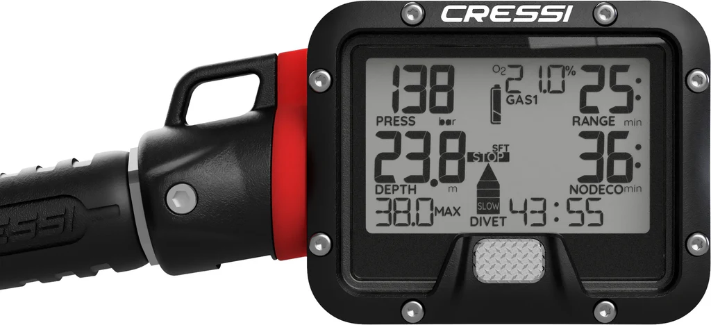 Der Cressi Digi 3 Tauchcomputer wird an ein Smartphone gehalten, um über passives NFC das digitale Logbuch zu übertragen.
