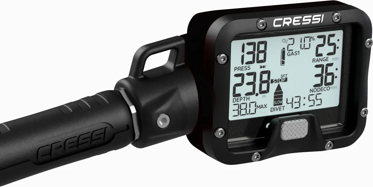 Der luftintegrierte Cressi Digi 3 Tauchcomputer in der Konsolen-Version mit leuchtender Flaschendruck- und Tiefenanzeige.