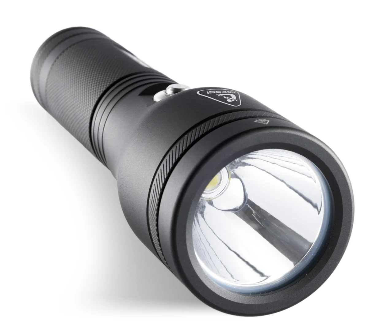 Blick von vorne auf den Reflektor und die leistungsstarke CREE XHP50 LED der Cressi Astra 2100 Tauchlampe.