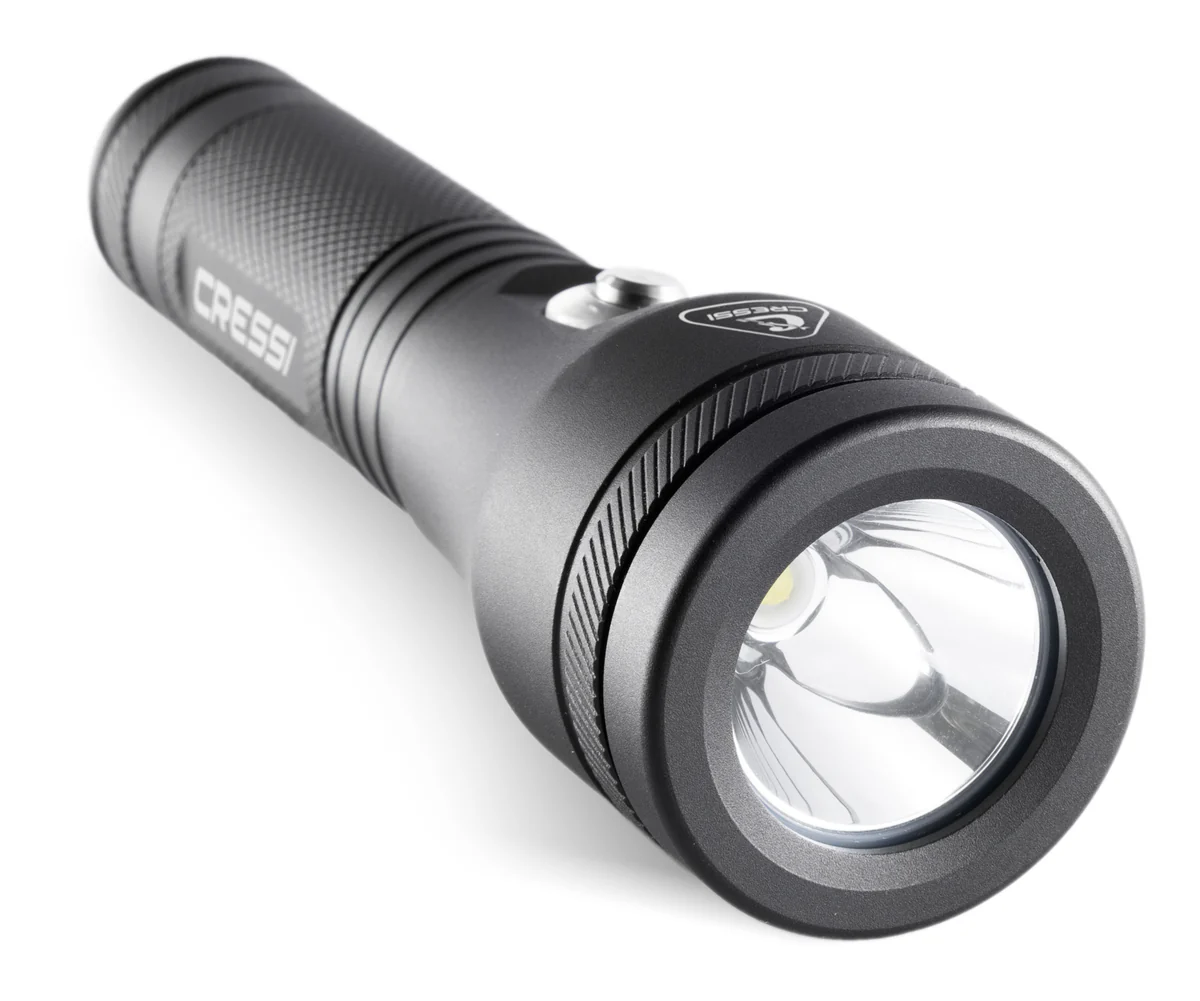 Die schwarze Cressi Astra 1200 Tauchlampe in der Seitenansicht, die das kompakte Aluminiumgehäuse und den Lampenkopf mit der CREE LED zeigt