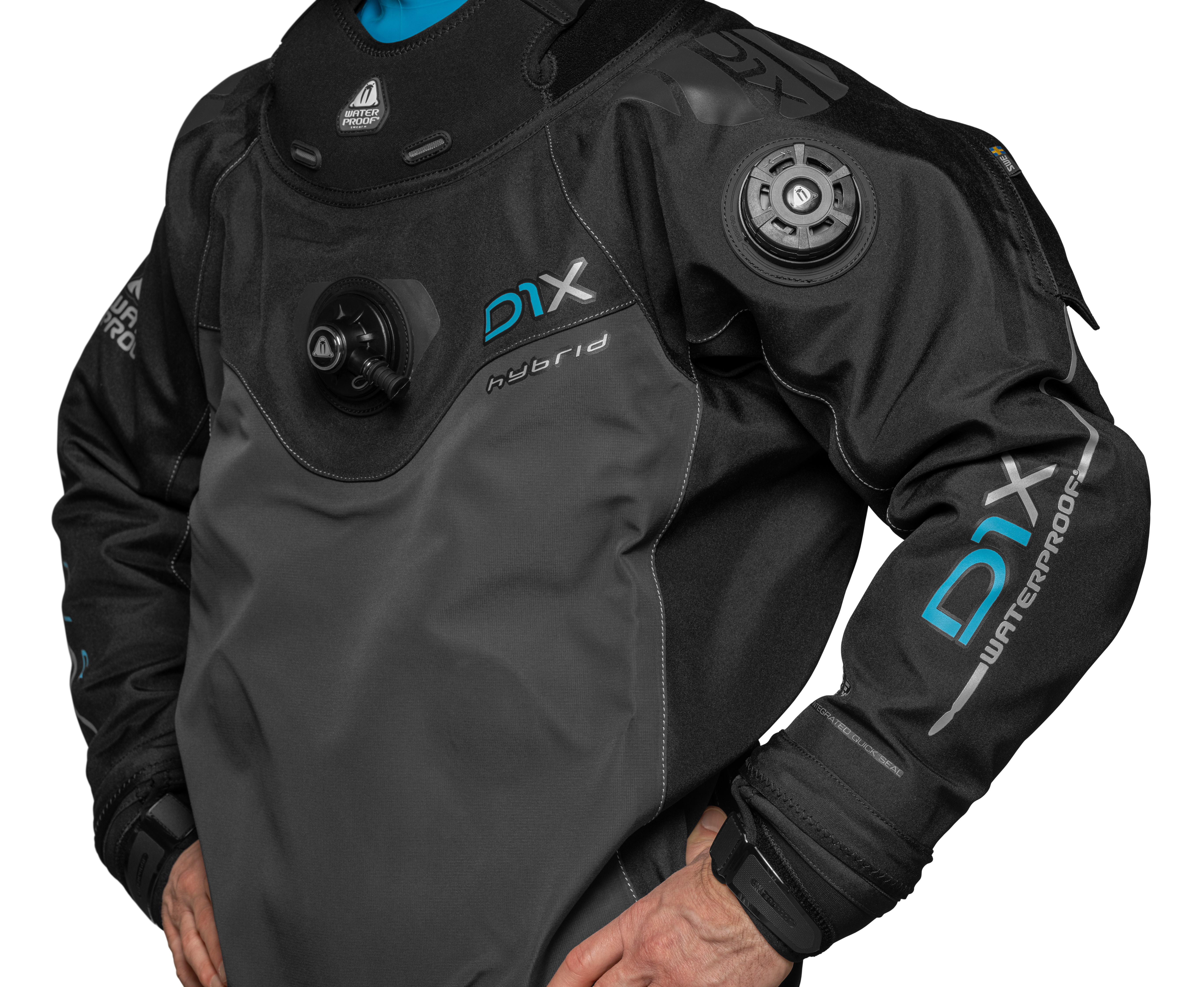 Drehbares SI-Tech Einlassventil auf der Brust des Waterproof D1X Hybrid Trockentauchanzugs
