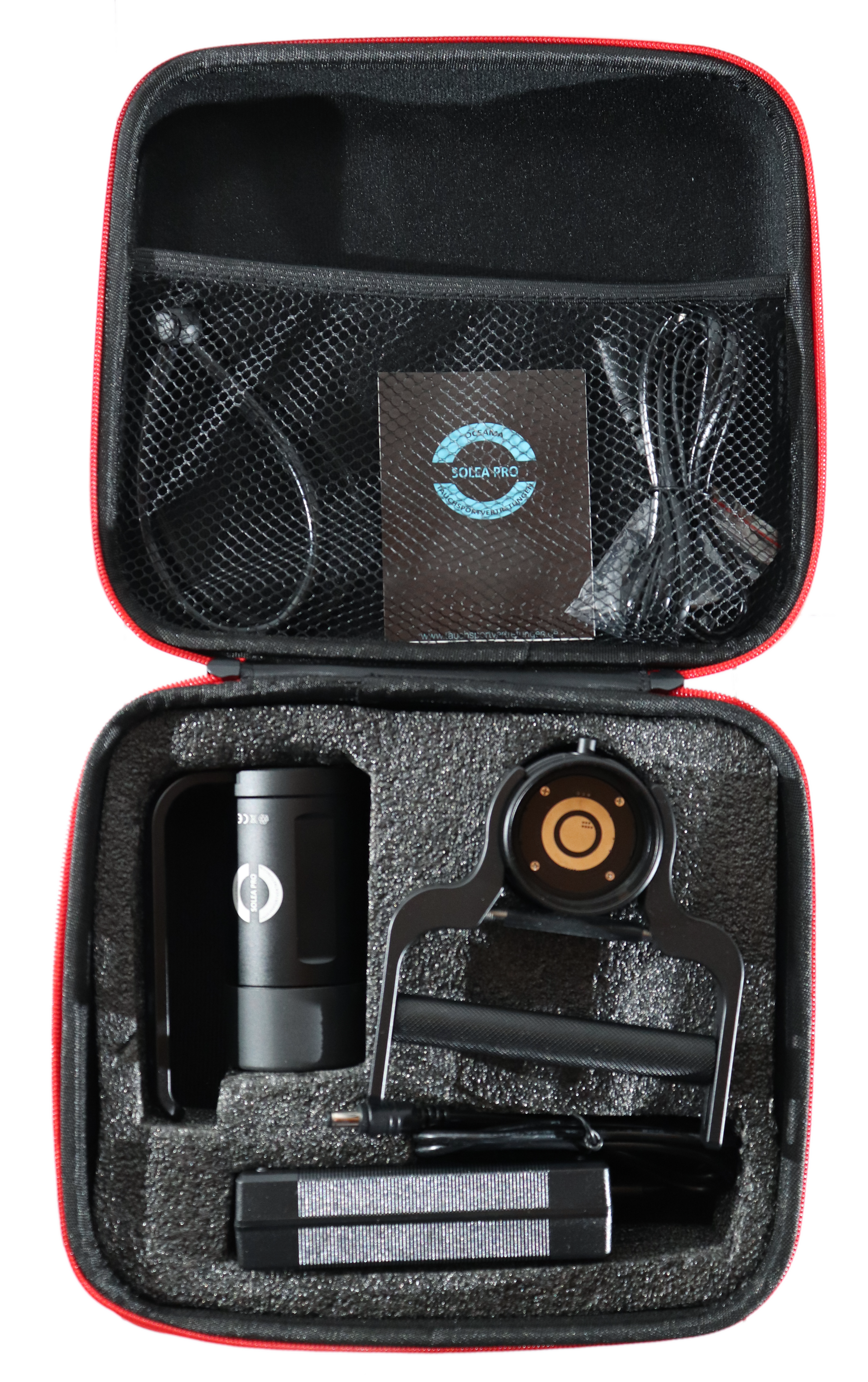 Der komplette Lieferumfang der Oceama Solea Pro Tauchlampe inklusive Akku, Ladegerät, beiden Griffen und der Transporttasche