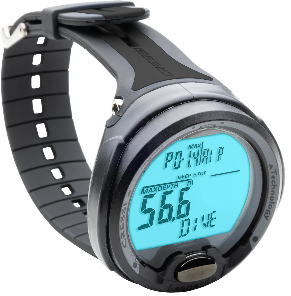 Nahaufnahme des Cressi Leonardo 2.0 Schwarz, die den leichtgängigen Knopf zur einfachen Menüsteuerung zeigt.