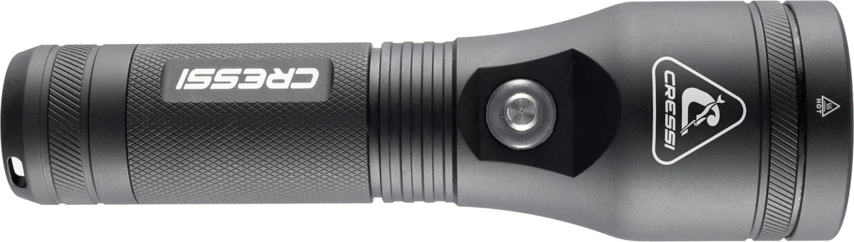 Die schwarze Cressi Astra 2100 Tauchlampe aus robustem Aluminium mit verstellbarer Handschlaufe in der Seitenansicht.