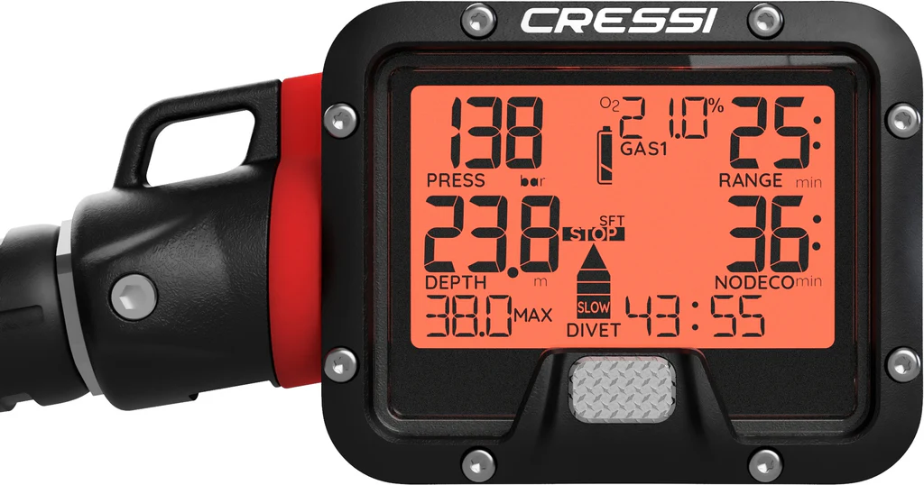 Das digitale Display des Cressi Digi 3 Konsolen-Tauchcomputers unter Wasser, das leuchtend Rot glüht und einen 50 Bar Alarm für Flaschendruck anzeigt.