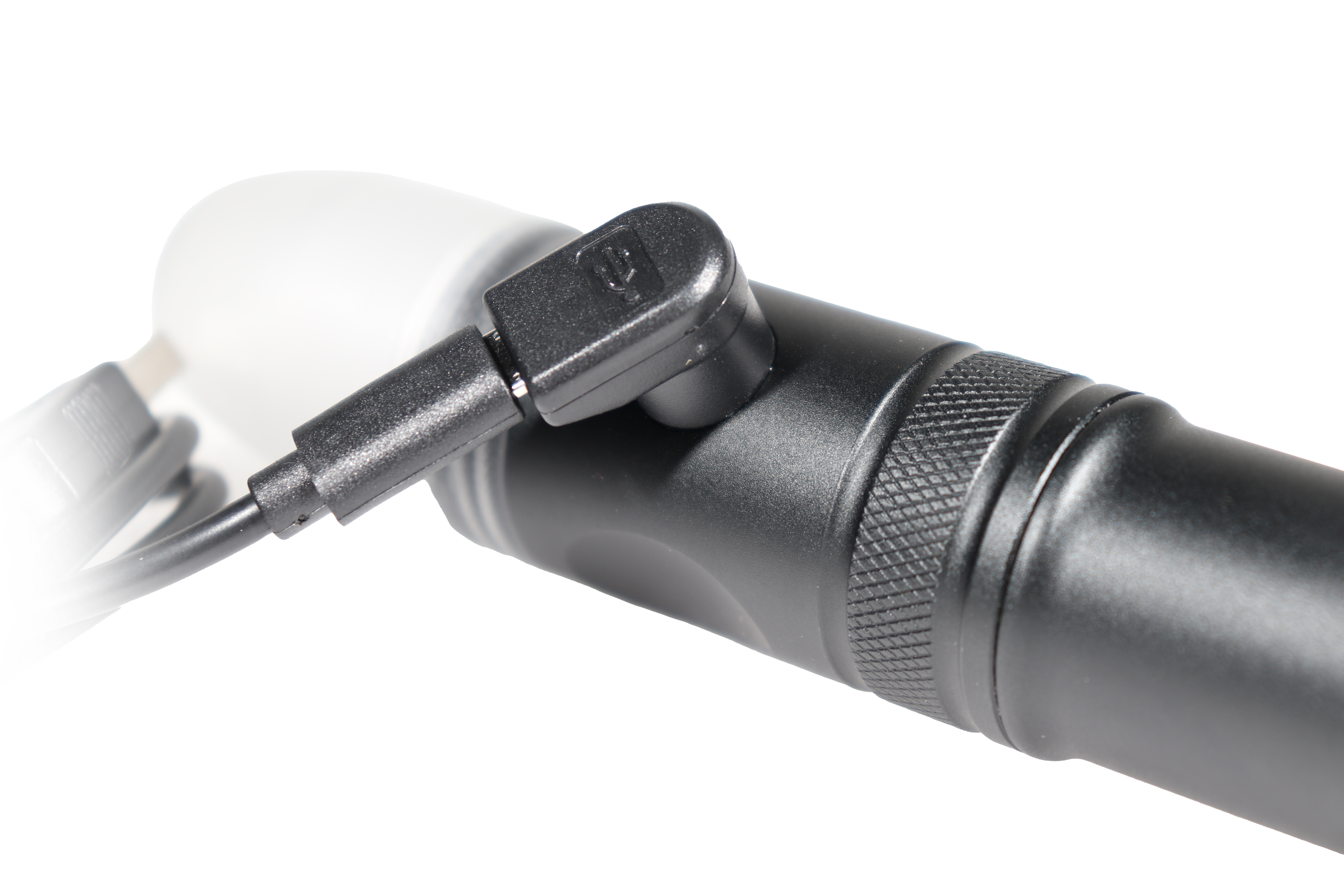 Detailansicht des induktiven Magnet-Ladekabels an der Außenseite der Oceama Flash Tauchlampe.