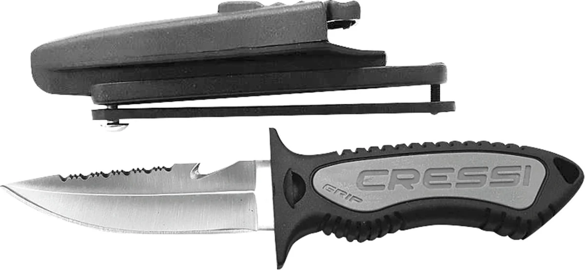 Das ultrakompakte Cressi Grip Tauchmesser, sicher verriegelt in seiner kleinen schwarzen Multifunktions-Scheide.