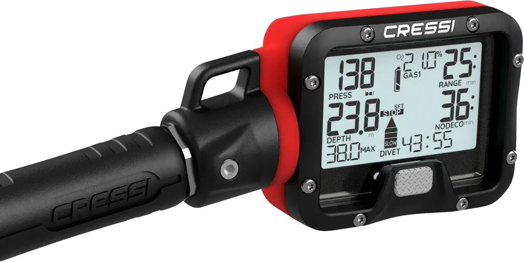 Luftintegrierte Cressi Digi 3 Rot Tauchcomputer in Konsolen-Version mit leuchtender Flaschendruck- und Tiefenanzeige.