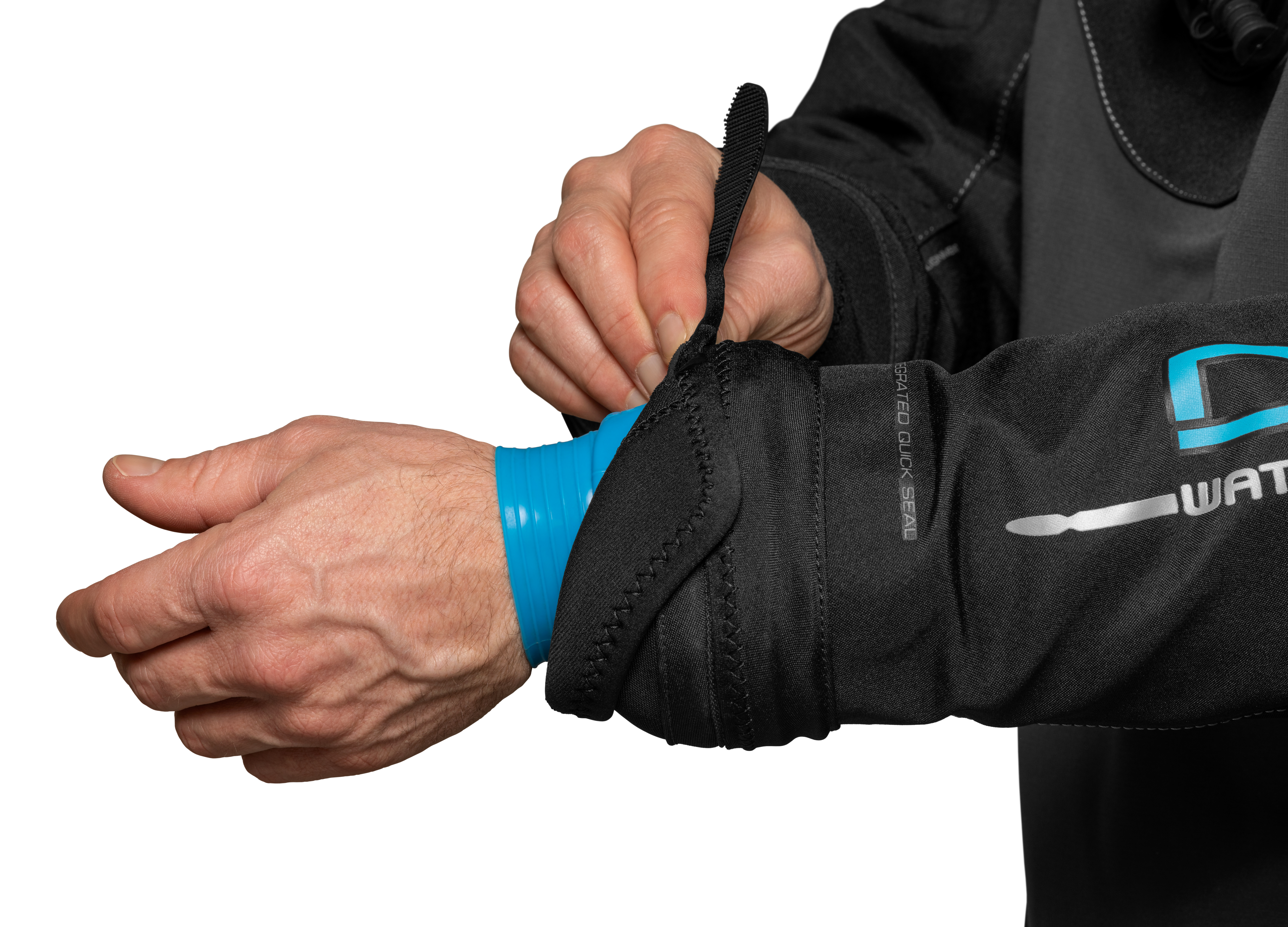 Detail des QCS Oval Ringsystems mit flexiblen Silikon-Armmanschetten am Waterproof Trockentauchanzu