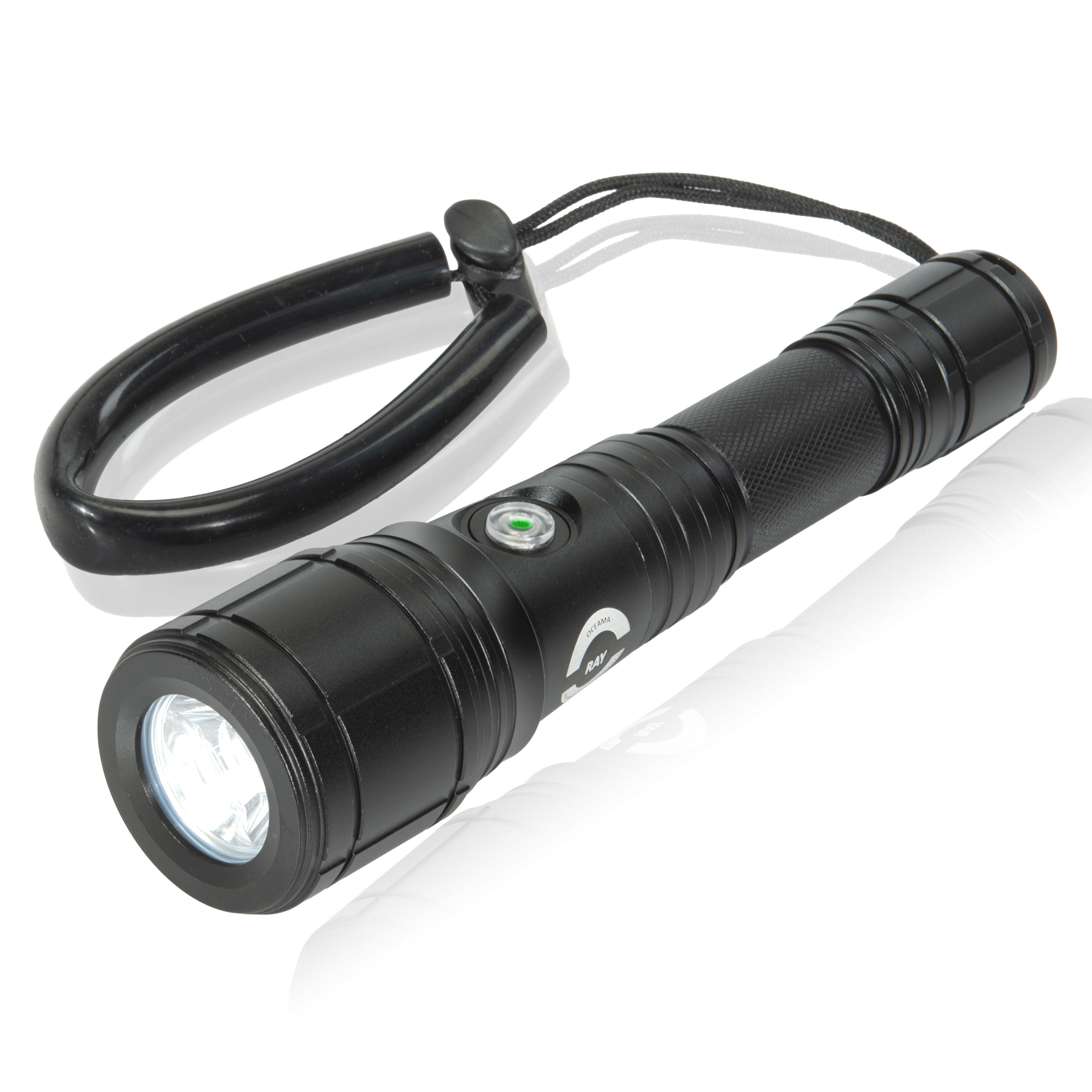 Die schwarze Oceama Ray LED-Tauchlampe aus Aluminium mit 1500 Lumen Leuchtkraft und variablem Zoom.