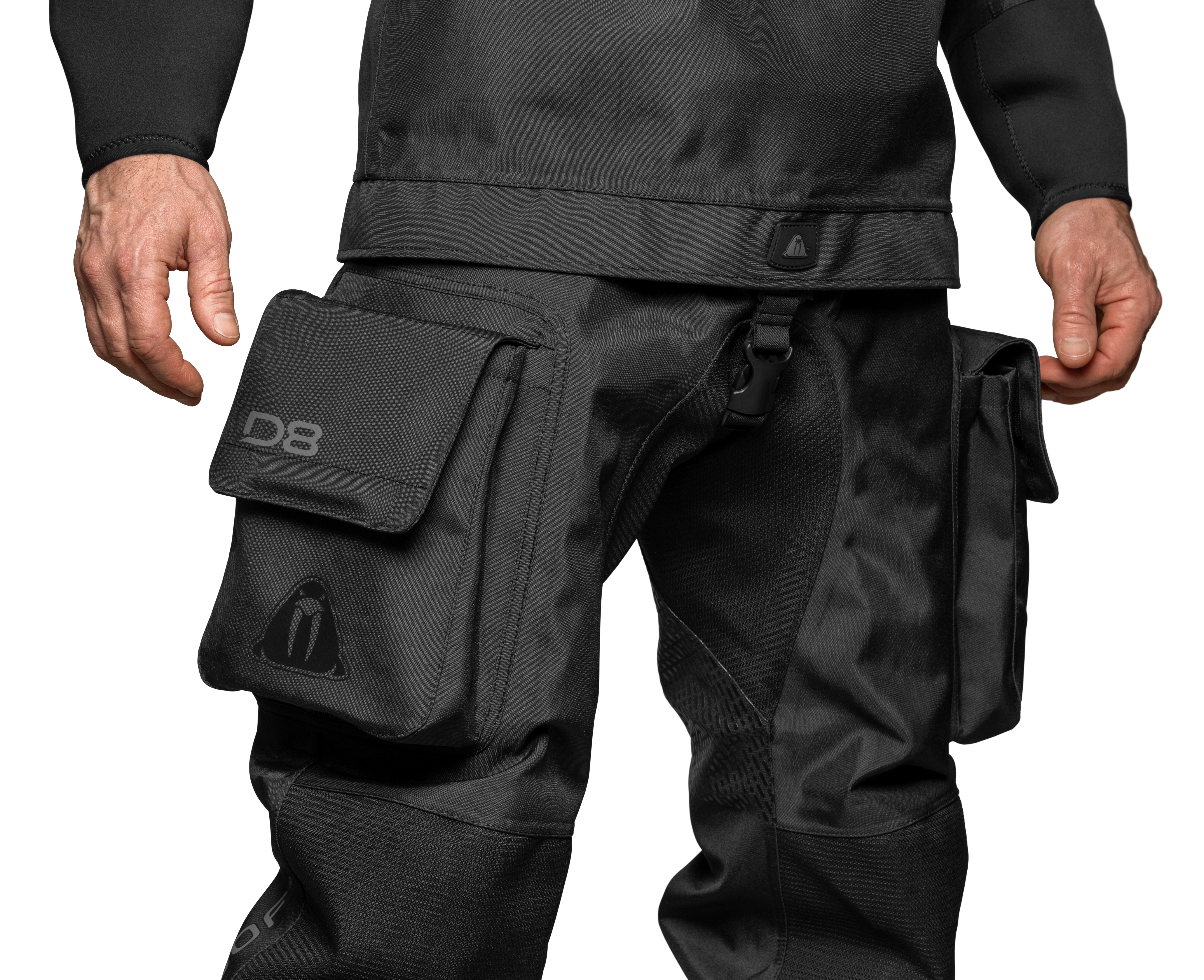 Die stromlinienförmigen, erweiterbaren Beintaschen des Waterproof D8 Origo Trockentauchanzugs