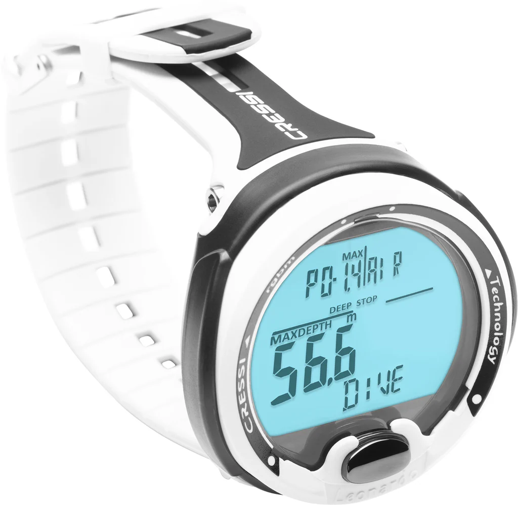 Nahaufnahme des Cressi Leonardo 2.0 weiss, die den leichtgängigen Knopf zur einfachen Menüsteuerung zeigt.