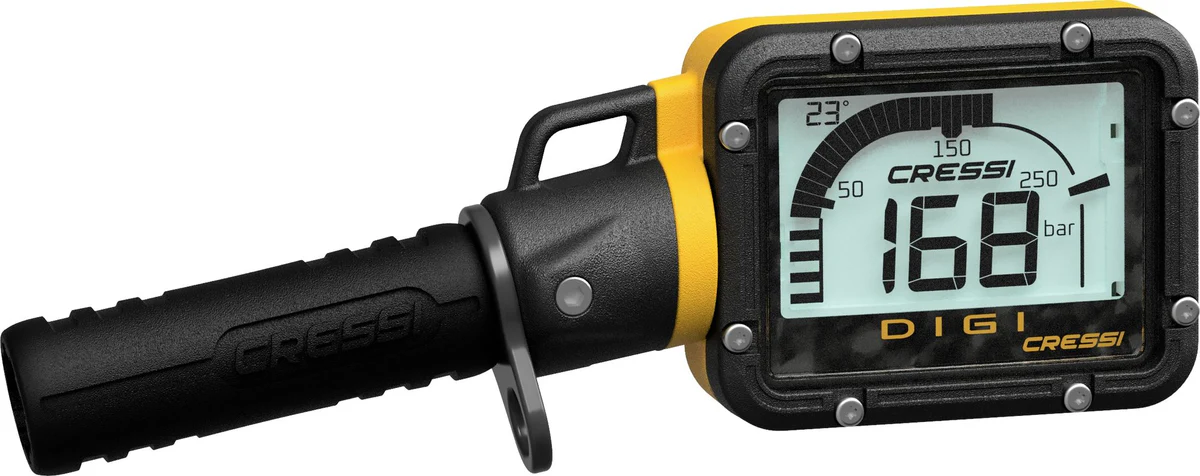 ahaufnahme des kontraststarken Displays des Cressi Digi Finimeters mit Anzeige von Flaschendruck, Balkengrafik und Wassertemperatur.