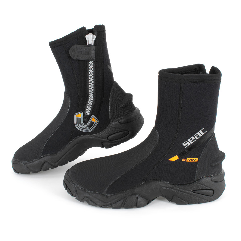 Die schwarzen Seac Pro HD 6 mm Neopren-Füßlinge mit fester Profilsohle, Fersenanker und seitlichem YKK-Reißverschluss.