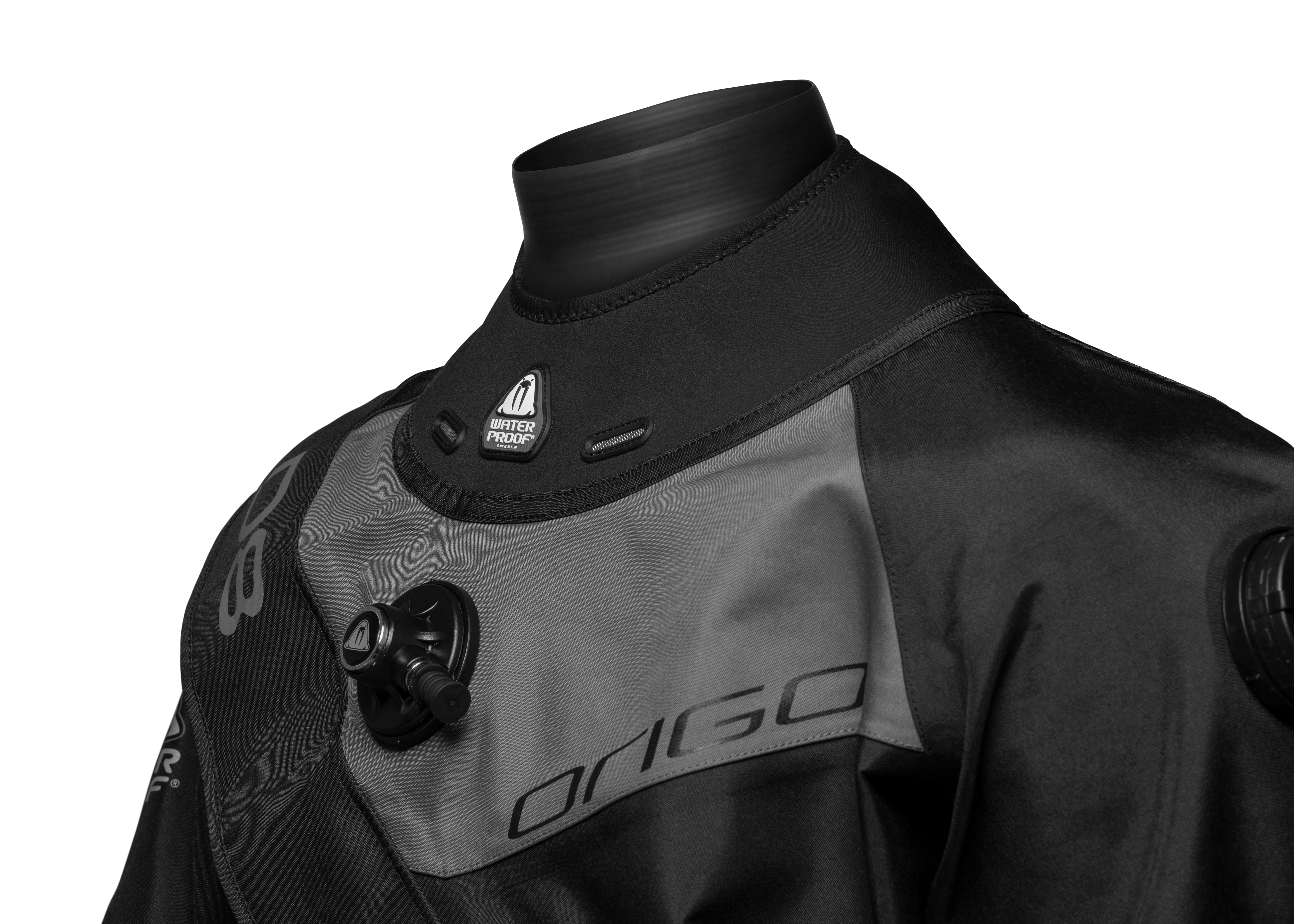 Detail des schützenden Neopren Warmnecks am Kragen des Waterproof D8 Origo