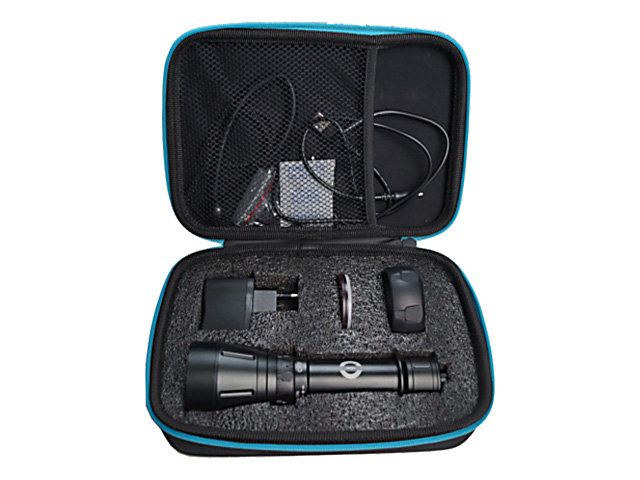 Das komplette Set der Oceama Spider T-3000 inklusive 26650-Akku, USB-Schnellladegerät, Transporttasche und Streuscheiben