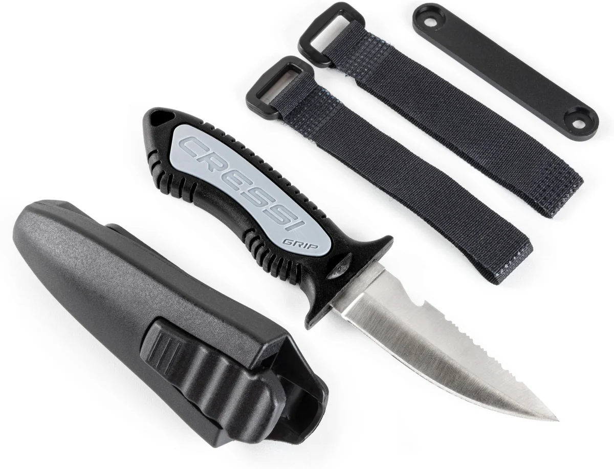 Das ultrakompakte Cressi Grip Tauchmesser, sicher verriegelt in seiner kleinen schwarzen Multifunktions-Scheide.