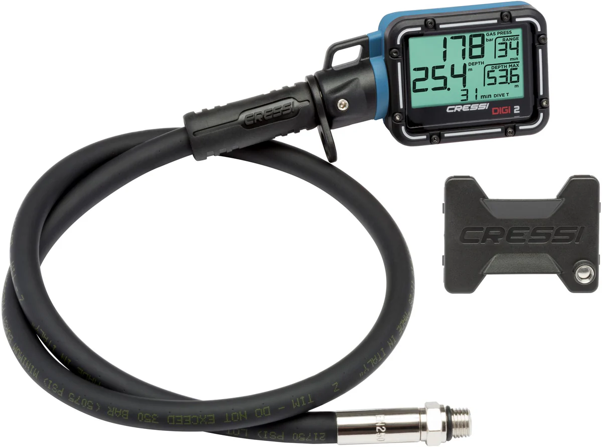 Ein kompletter Atemregler, an dessen Hochdruckschlauch die kompakte Cressi Digi 2 anstelle eines analogen Finimeters montiert ist