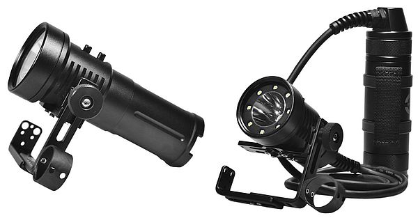 Der komplette Lieferumfang des Oceama Solea Pro Plus Mega-Sets mit Lampenkopf, externem Akkutank, Hand-Akkupack, allen Kabeln und Griffen.